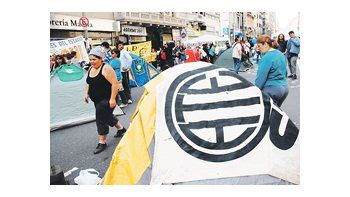 Los trabajadores de ATE decidieron acampar frente a la porteña Casa de la Provincia de Buenos Aires, sobre la avenida Callao, para amplificar sus reclamos.