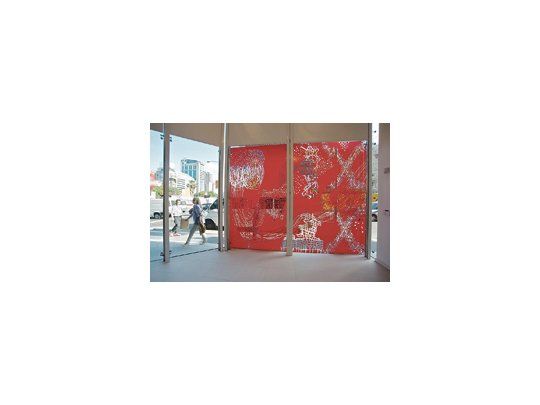La muestra inaugural del Itaú Cultural se divisa desde la vereda, y el fenómeno de alta visibilidad se ve favorecido por las obras elegidas, que buscan halagar el ojo antes que la mente.