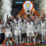 El Aston Villa conquistó su primera Europa League caminando, luego de vencer comodamente por 3 a 0 al Friburgo de Alemania. El Aston Villa conquistó su primera Europa League caminando, luego de vencer comodamente por 3 a 0 al Friburgo de Alemania.