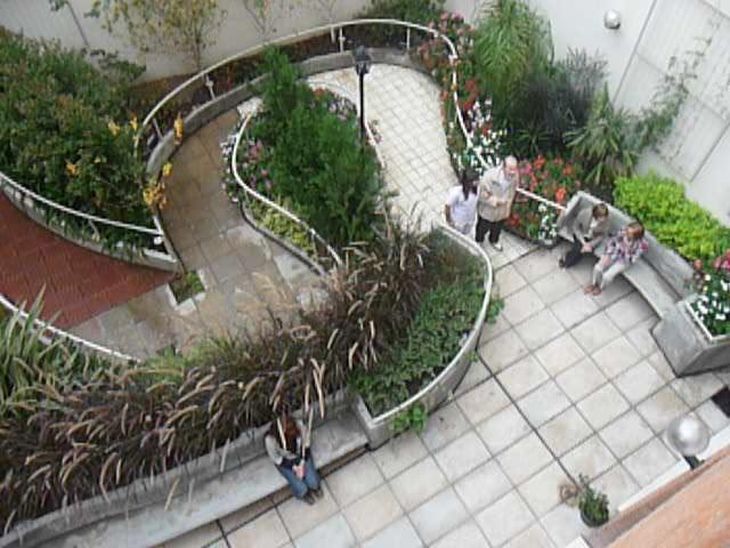 El jardín interno está pensado como un circuito sin fin, con estímulos sensoriales que evocan recuerdos urbanos. El jardín interno está pensado como un circuito sin fin, con estímulos sensoriales que evocan recuerdos urbanos.