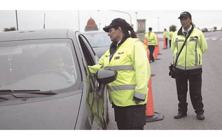 En provincias cómo Mendoza, tomar mate al volante es motivo de sanción por parte de la provincia. En provincias cómo Mendoza, tomar mate al volante es motivo de sanción por parte de la provincia.