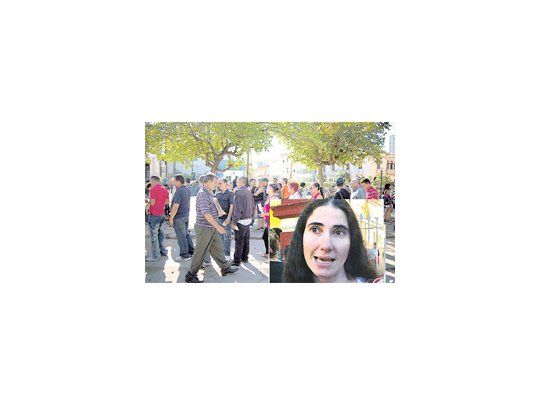 La representación estadounidense en La Habana fue epicentro ayer de numerosas consultas de cubanos deseosos de tramitar una visa (arriba). La disidente Yoani Sánchez fue una de las primeras en tramitar su pasaporte que, le dijeron, estará listo en quince días (abajo).