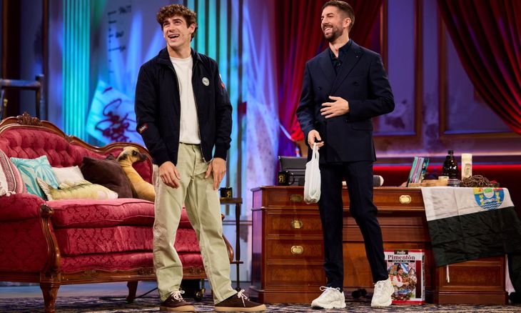 El piloto argentino se presentó en el programa español La Revuelta, conducido por David Broncano, y se sometió a preguntas picantes sobre su vida íntima. El piloto argentino se presentó en el programa español La Revuelta, conducido por David Broncano, y se sometió a preguntas picantes sobre su vida íntima.