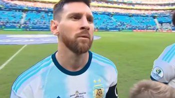 Messi no hace silencio durante el himno: niño que entró con él a la cancha reveló la verdad