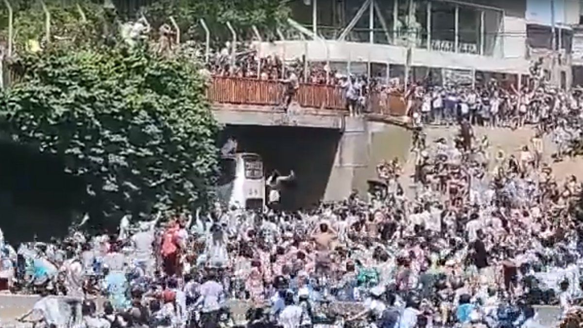 Qu pas con el hincha que se tir del puente durante los festejos