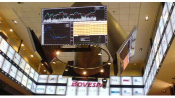 Bovespa cayó 0,9% y real bajó 0,3% a 3,961