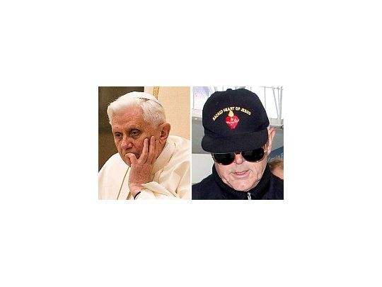 Luego de ser expulsado por el Gobierno, el obispo británico de la ultraconservadora Hermandad de San Pío X abandonó la Argentina camuflado con gorra y lentes negros.