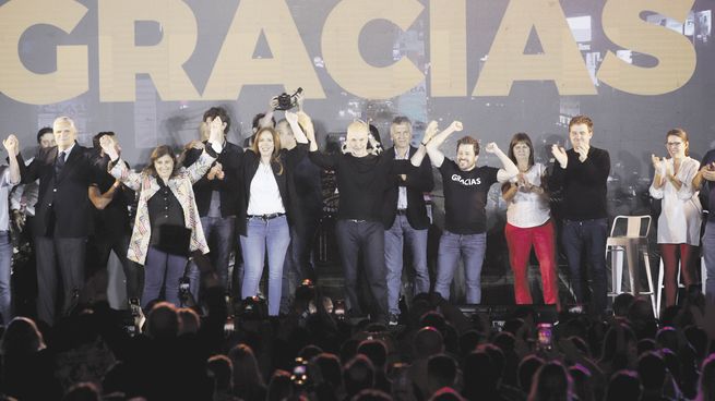 festejo.  Horacio R. Larreta y María E.Vidal con dirigentes y candidatos, anoche, en Costa Salguero.