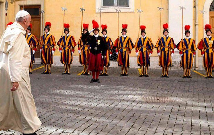 alerta maxima en el vaticano: ya son 11 los guardias del papa con coronavirus