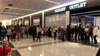 El fin de semana pasado fue una locura. Hubo cola adentro y afuera del local. Por momento nos desbordamos, confiesa a este medio&nbsp;Sergio Blanco, director de Luxury Outlet.