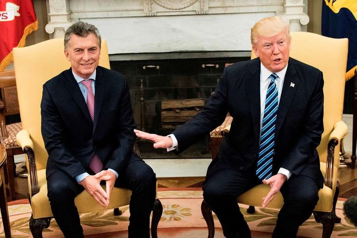 Mauricio Macri) y Donald Trump en Abril de 2017. Dos años mas tarde el norteamericano imponía una tarifa de 10% y 25% a la importación de aluminio y acero argentino, como represalia la “devaluación masiva”.