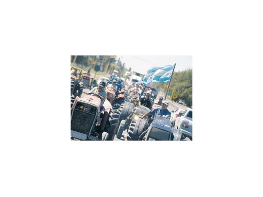 La protesta de los productores frutícolas tomó la forma de varios tractorazos, que causaron caos vehicular.
