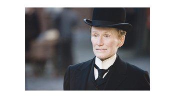 Glenn Close protagoniza en «Albert Nobbs» a una mujer que finge ser hombre para trabajar como mayordomo. El Oscar parecía seguro hasta que apareció Meryl Streep.