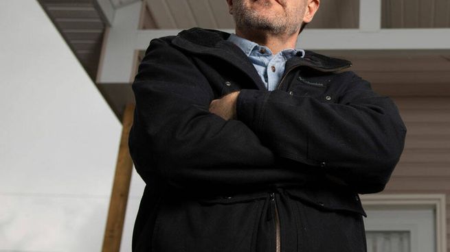 Marcel LeBrun invirtió millones en la construcción de 99 casas para personas sin hogar, creando una comunidad que promueve inclusión y dignidad.