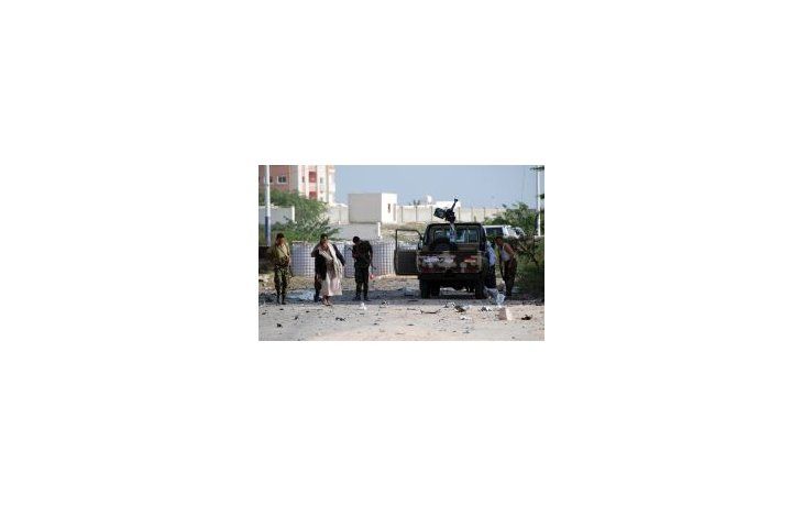 El atacante detonó el coche al ser detenido en la entrada del complejo, en el momento en que los agentes de seguridad estaban almorzando cerca de la puerta.