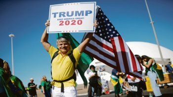 SINTONÍA. Decenas de personas se congregaron ayer en Brasilia para respaldar a Jair Bolsonaro. En las concentraciones, la bandera estadounidense ha sido una constante. Ayer también había carteles apoyando la reelección de Donald Trump.&nbsp;&nbsp;