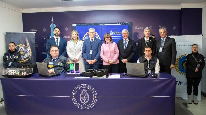 La ministra Patricia Bullrich encabezó la presentación de los nuevos equipos forenses UFED, que permitirán desbloquear celulares y agilizar investigaciones criminales en todo el país.