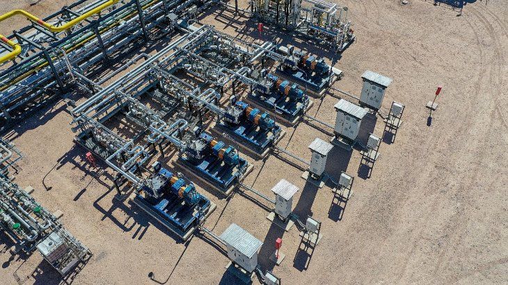 Shell est&aacute; presente en el pa&iacute;s hace m&aacute;s de 105 a&ntilde;os y en el negocio del upstream en Argentina desde 2012, cuando comenz&oacute; su exploraci&oacute;n y subsiguiente explotaci&oacute;n de dep&oacute;sitos de petr&oacute;leo y gas no convencionales en la cuenca de Neuqu&eacute;n.