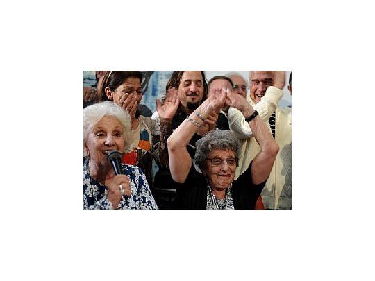 Delia Giovanola, al realizar el anuncio junto a  Estela de Carlotto.
