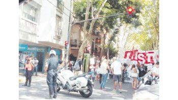 Ayer, frente a la casa de la ministra de Seguridad, Patricia Bullrich, manifestantes de izquierda se expresaban en contra del protocolo antipiquetes.