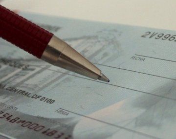 El Impuesto al Chueque quedó en el eje de la polémica, pero llevar a cabo los objetivos que fijó el gobierno en el Pacro de Mayo llevarían bastante tiempo. El Impuesto al Chueque quedó en el eje de la polémica, pero llevar a cabo los objetivos que fijó el gobierno en el Pacro de Mayo llevarían bastante tiempo.