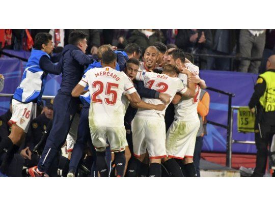 Sevilla logró una heroica remontada con gol de Pizarro sobre la hora.