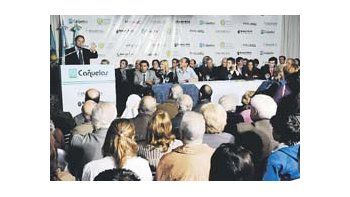 Daniel Scioli, junto al ministro de Asuntos Agrarios, Ariel Franetovich, entregó ayuda a los ruralistas afectados por la grave sequía.