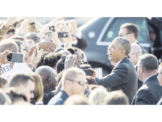 AL RESCATE. Obama saluda a sus simpatizantes en el aeropuerto de Morrisville, Carolina del Norte, a donde acudió a hacer campaña en favor de la golpeada Hillary Clinton.