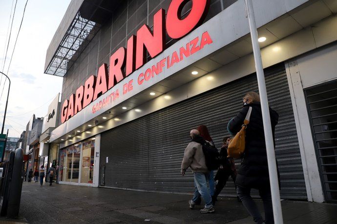 La sucursal de Av. Cabildo, permanece con las cortinas bajas a la espera de la definicion.