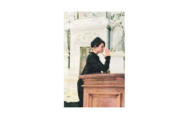 Se lookeó Vicky Xipolitakis para ir a ver al Papa. Túnica negra y casquete, para posar en la Plaza San Pedro y luego orar. Dijo que está “angelada”.
