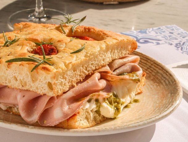 Para quienes buscan sabores más intensos, hay diferentes focaccias rellenas, como la de mortadella, pesto y stracciatella. Para quienes buscan sabores más intensos, hay diferentes focaccias rellenas, como la de mortadella, pesto y stracciatella.