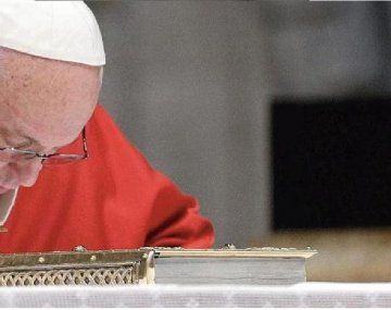 El Papa oficia sus misas casi sin fieles presentes.