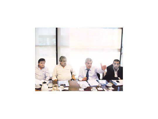 El ministro de Agricultura, Julián Domínguez, se reunió ayer con el titular de Federación Agraria, Eduardo Buzzi, en la sede porteña de la entidad para dialogar sobre las economías regionales, el comercio de trigo y las patentes de semillas.