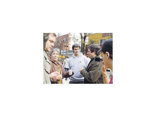 El primer candidato a diputado nacional del Acuerdo Cívico, Alfonso Prat Gay, ayer en el barrio porteño de Saavedra, donde habló de seguridad con los vecinos.