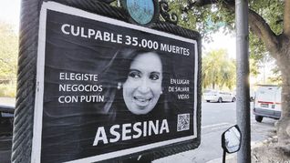 La justicia porteña logra identificar a los responsables de la pegatina contra CFK