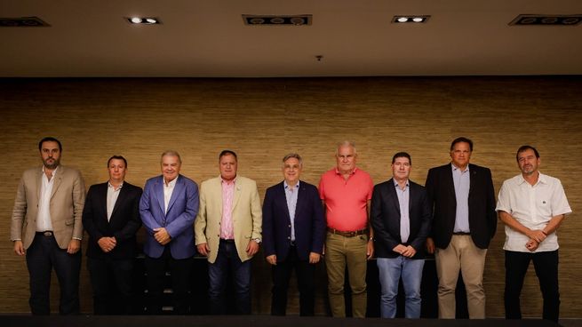 El gobernador Llaryora junto a los referentes de la Mesa de Enlace rural de su provincia.&nbsp;