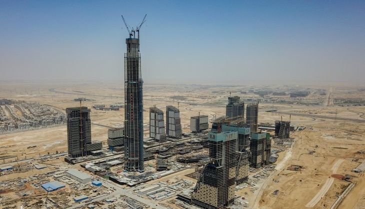 Vista de la Iconic Tower en la Nueva Capital Administrativa de Egipto, el rascacielos más alto del continente africano Vista de la Iconic Tower en la Nueva Capital Administrativa de Egipto, el rascacielos más alto del continente africano