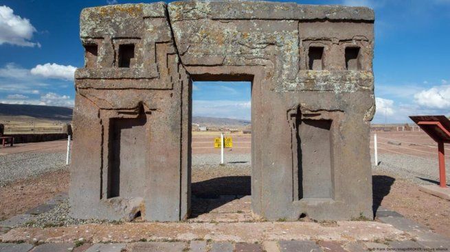 El templo descubierto, bautizado como Palaspata en honor al nombre local del área, se encuentra a unos 130 kilómetros al sur del sitio arqueológico principal de Tiwanaku. En la imagen, se observa la emblemática Puerta del Sol de Tiwanaku, en Bolivia.