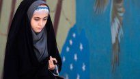 Una mujer iraní fue condenada a dos años de cárcel por publicar fotos sin velo.