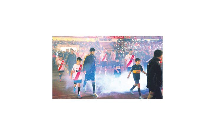 ámbito.com | Fuegos artificiales, juegos de láser  y papelitos plateados cuando salieron los dos equipos.