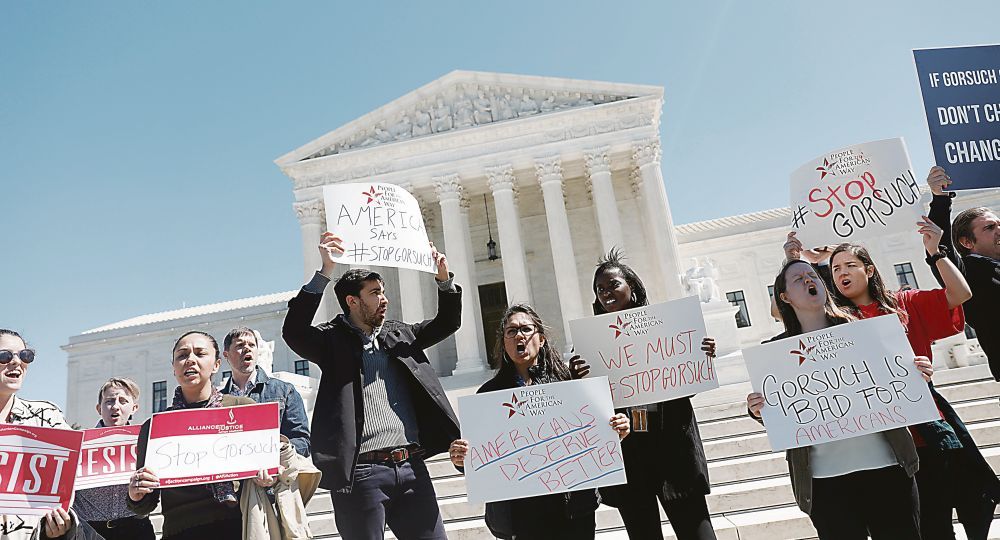 Demócratas bloquean en el Senado al juez de Trump para la Corte (foto 1)