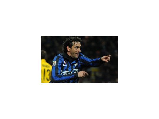 Milito marcó el primero y el tercero, ambos de cabeza.