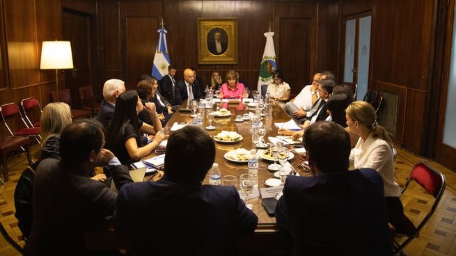 La ministra saliente convocó a los senadores de La Libertad Avanza a una reunión de cara a su asunción como jefa de bloque.