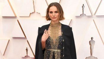 Natalie Portman con su capa bordada en la alfombra roja