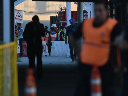 Los servicios de emergencia trabajando tras el derrumbe que le causó la vida a un operario en Ezeiza.