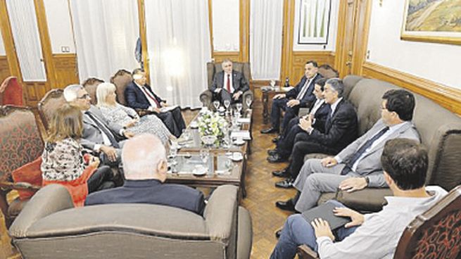 Inicio. Osvaldo Jaldo reunió a su flamante gabinete este lunes. Se destacan las presencias extrapartidarias al peronismo. Un anticipo de la fórmula que pregona Sergio Massa con el llamado a un gobierno de unidad.