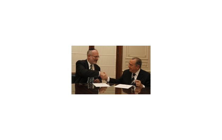 El presidente de la empresa y del grupo Cresud, Eduardo Elsztain, y el gobernador de La Pampa, Oscar Mario Jorge.