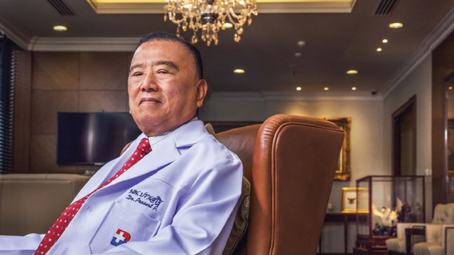 Decubrí quién es este médico tailandés que se hizo millonario desde comienzos muy humildes. 