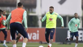 Neymar volvió a entrenar en Brasil.