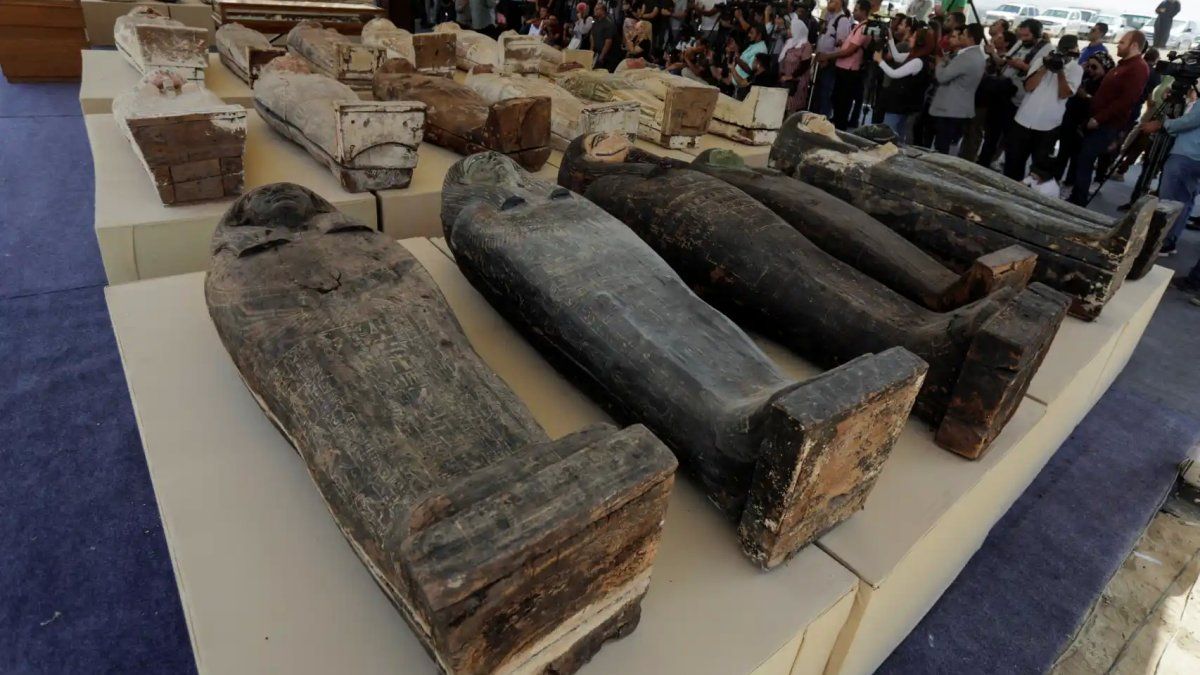 Egipto: encuentran 250 ataúdes de madera pintada y un arcón de bronce con 150 estatuas